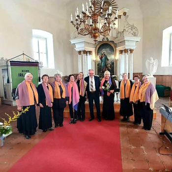 Sieviešu senioru vokālā ansambļa dalībnieces un vadītājs baznīcā