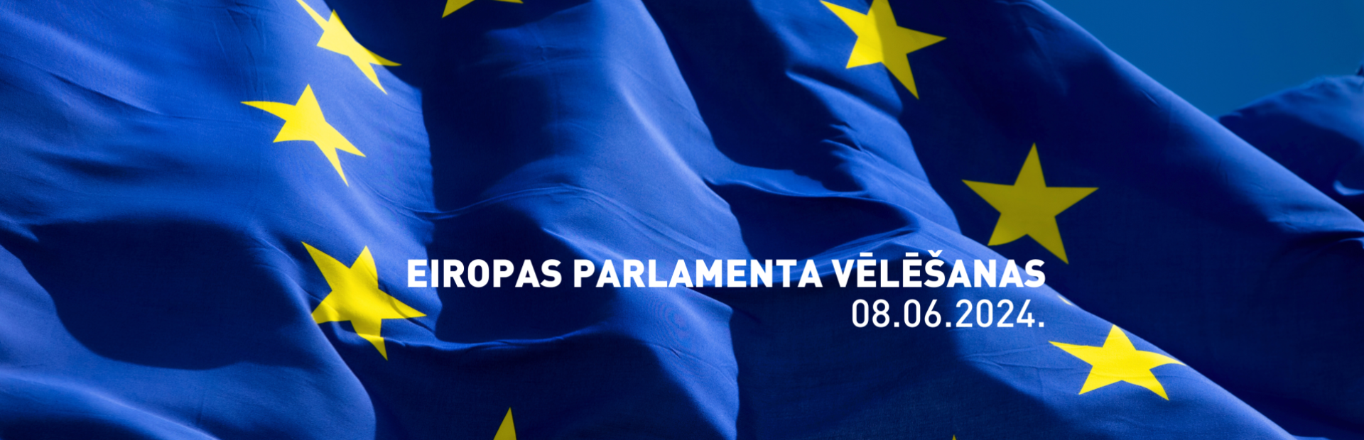Tumši zils Eiropas Savienības karogs ar zvaigznēm un informācija par vēlēšanām