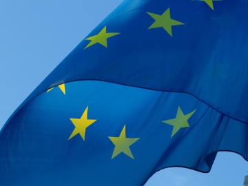 Eiropas savienības karogs uz debesu fona