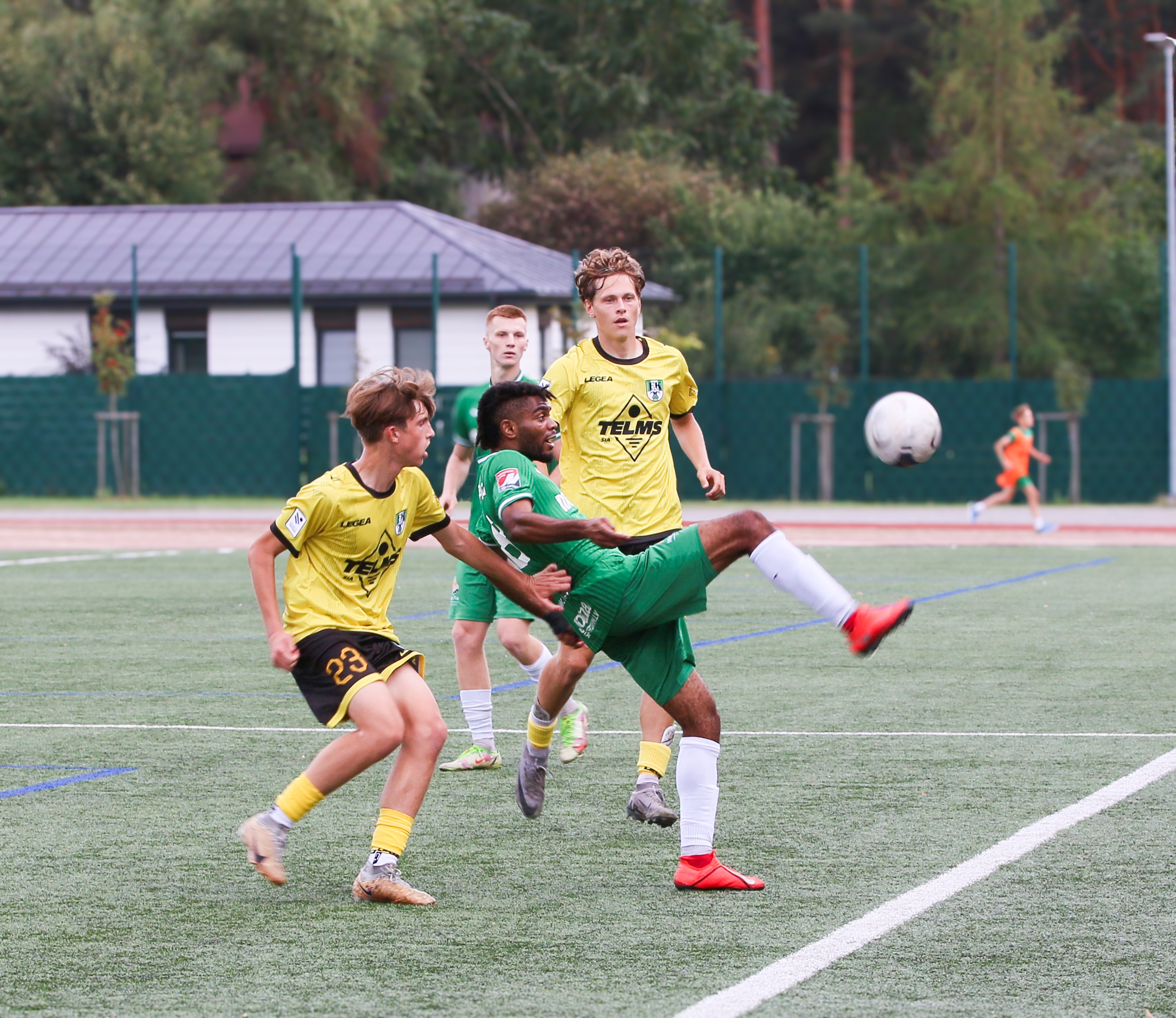 Futbolisti laukumā cīnās par bumbu