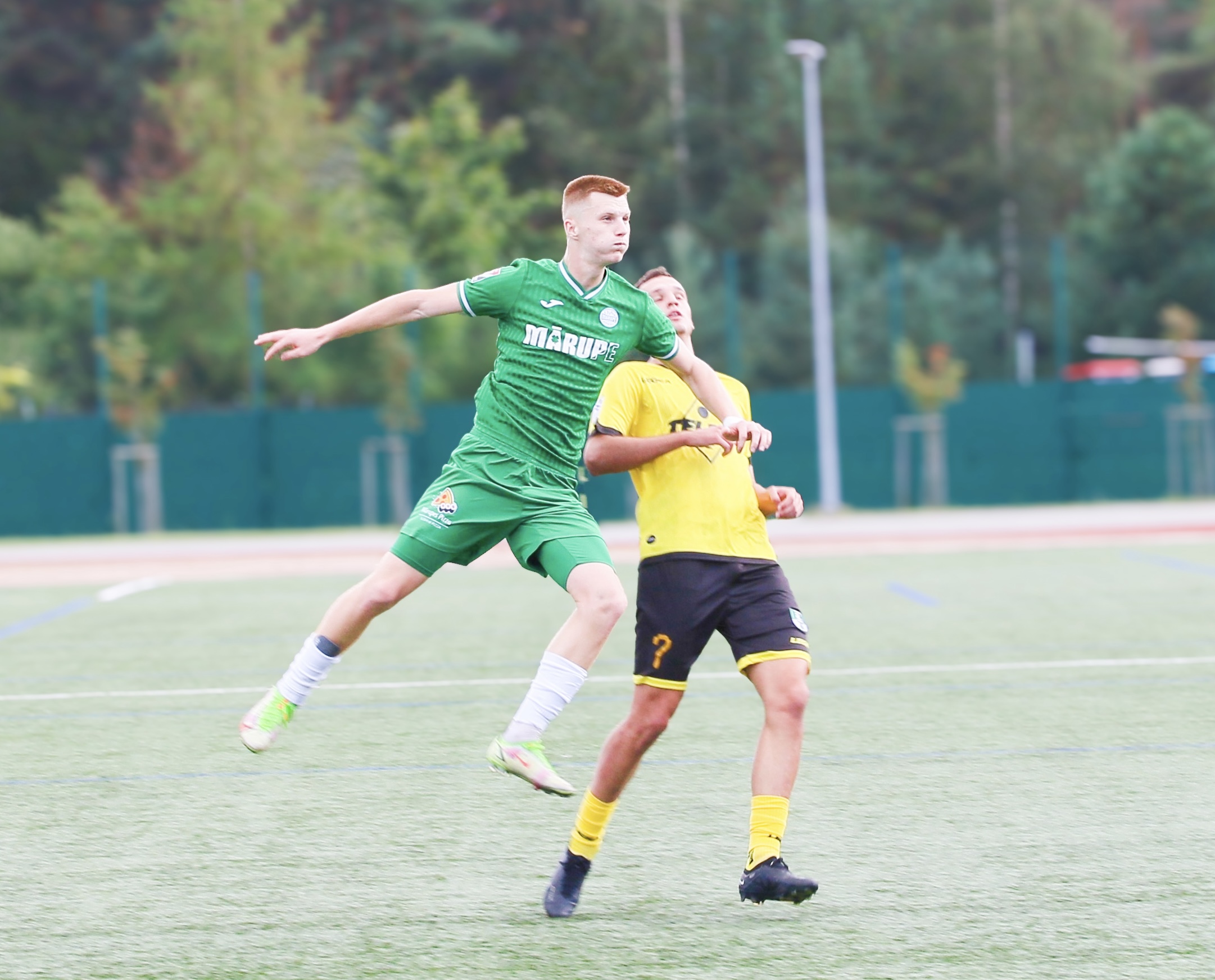 Futbolisti laukumā cīnās par bumbu