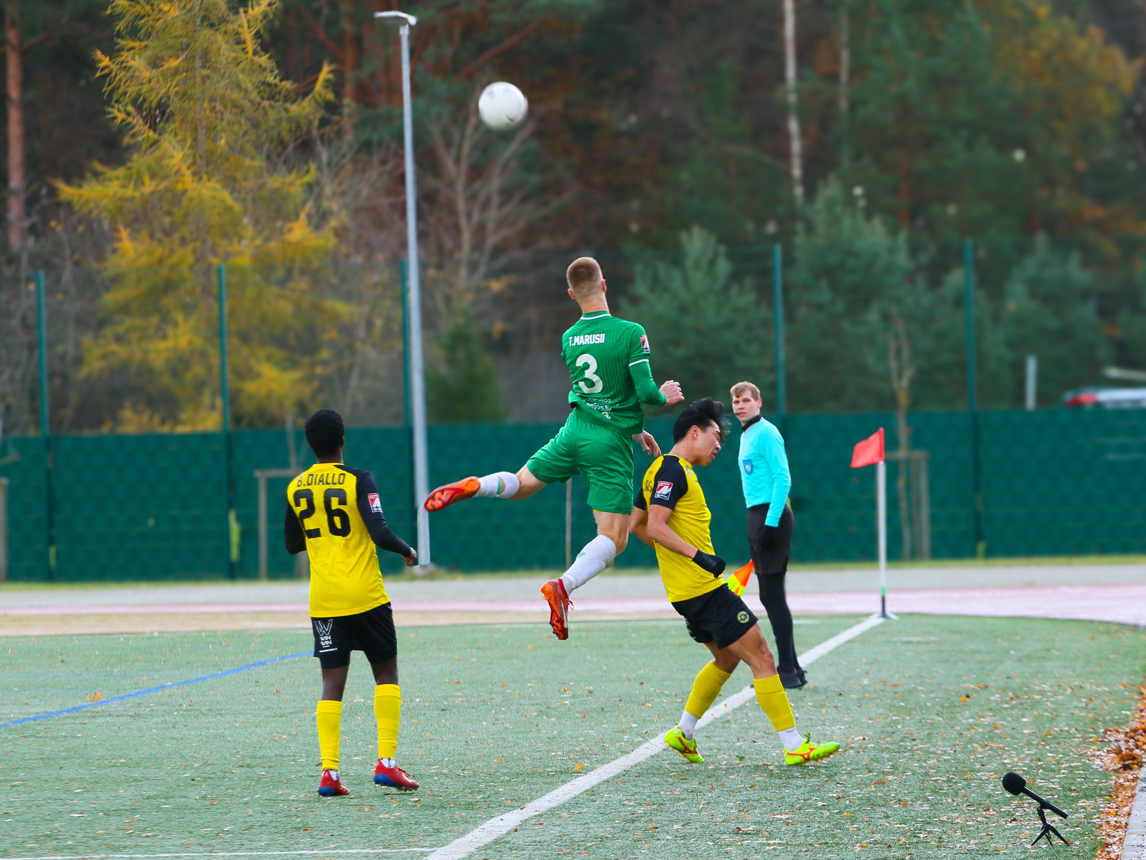 Futbolisti cīnās par bumbu futbola laukumā