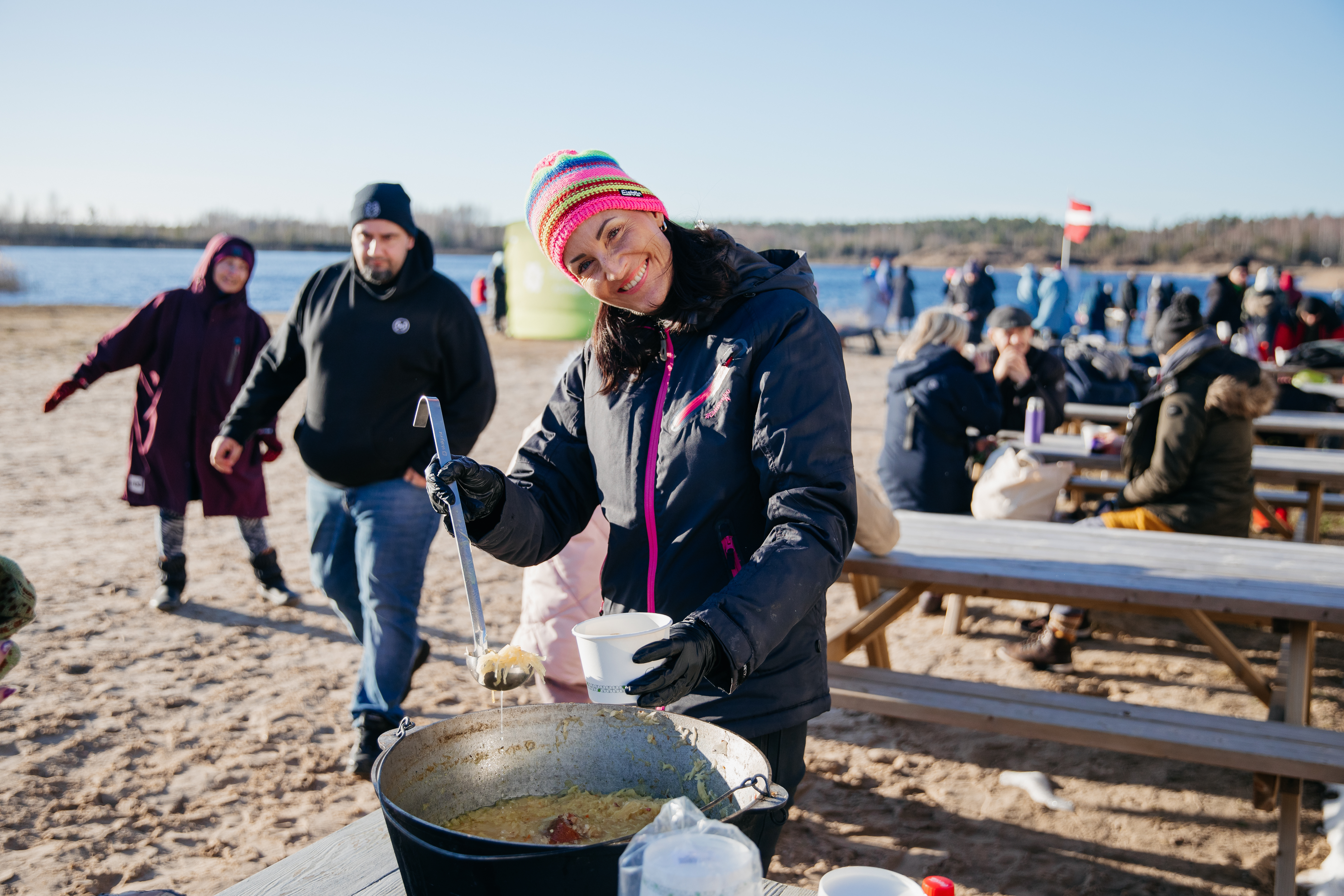 Sieviete pie zupas katla