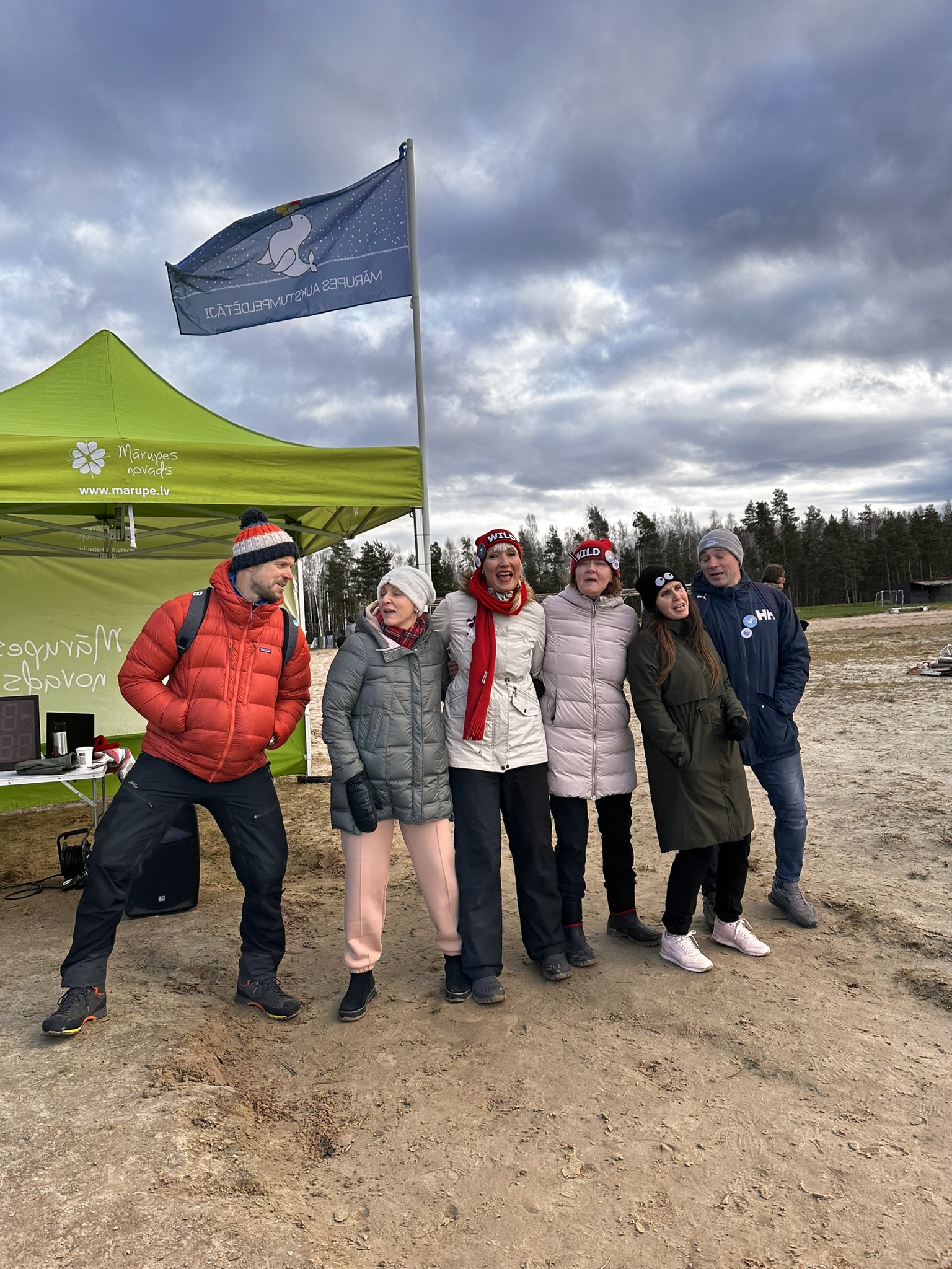 Cilvēki stāv blakus viens otram