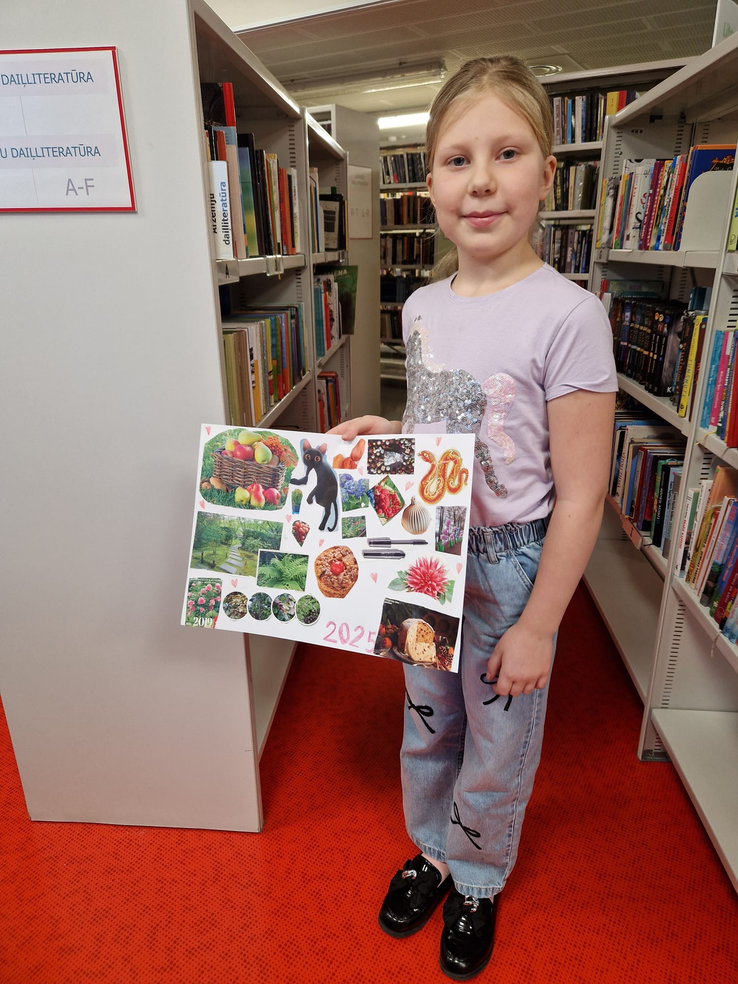 Meitene pie bibliotēkas plauktiem ar kolāžu rokās