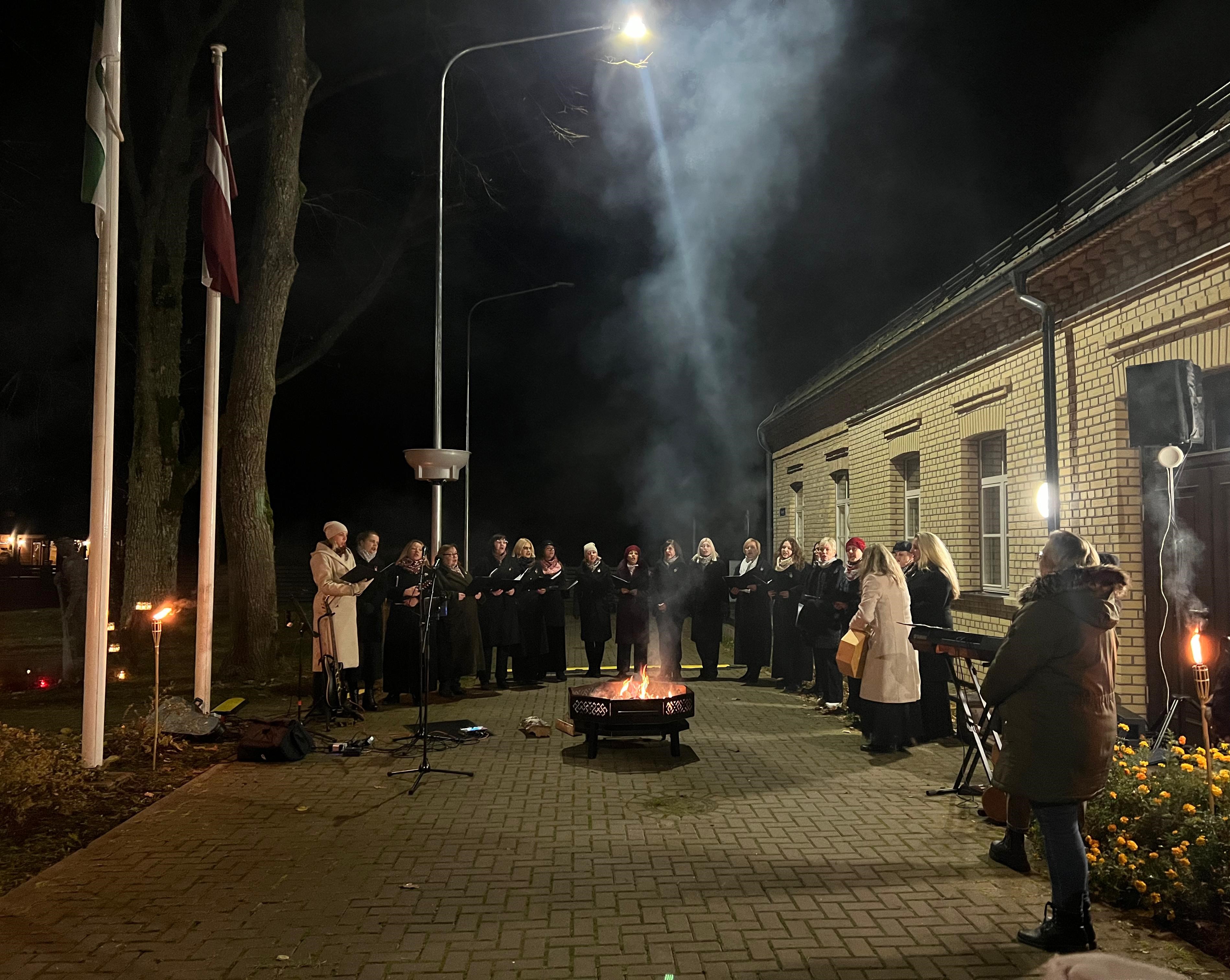 Cilvēku pūlis pie ēkas pulcējušies uz pasākumu