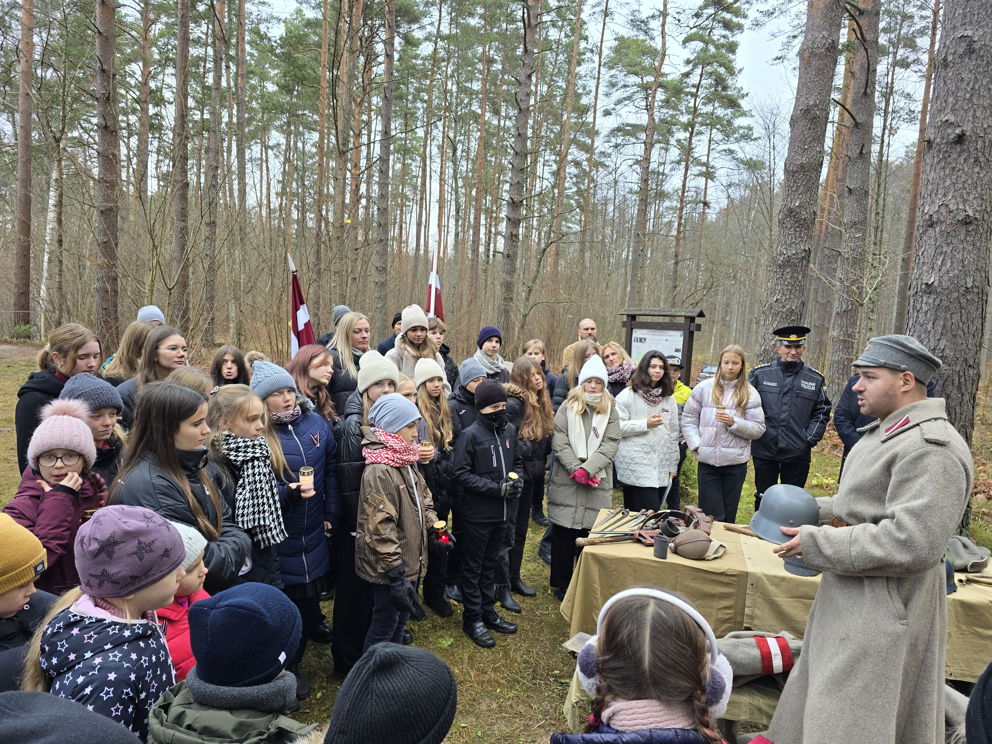 Skolēni mežā brīvdabas pasākumā valsts svētku ietvaros