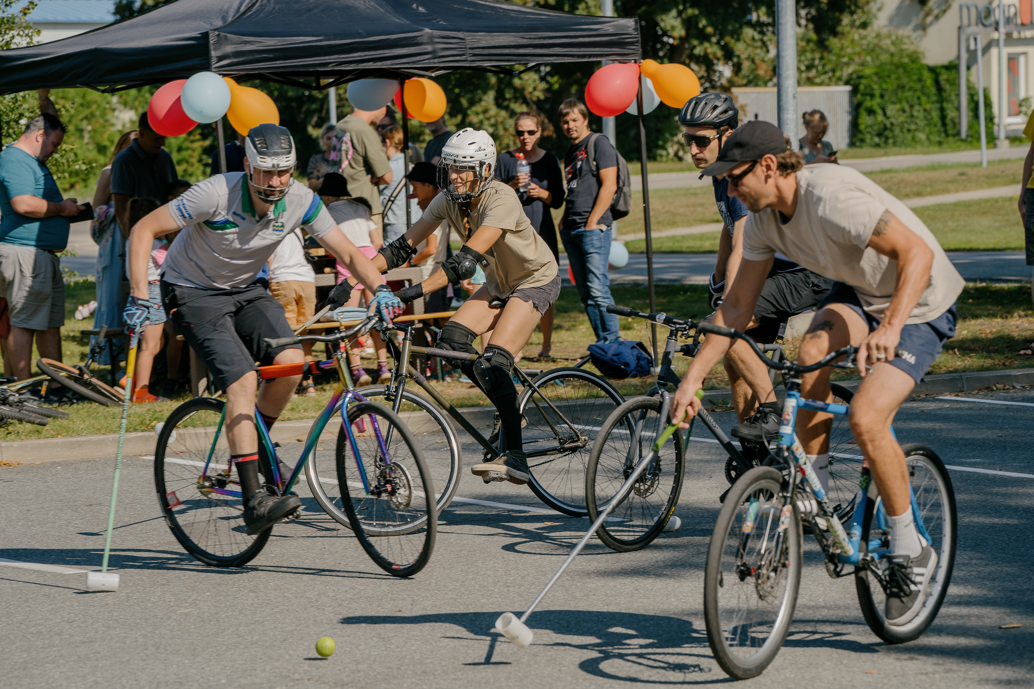 Puiši uz mini velo brīvdabas pasākumā