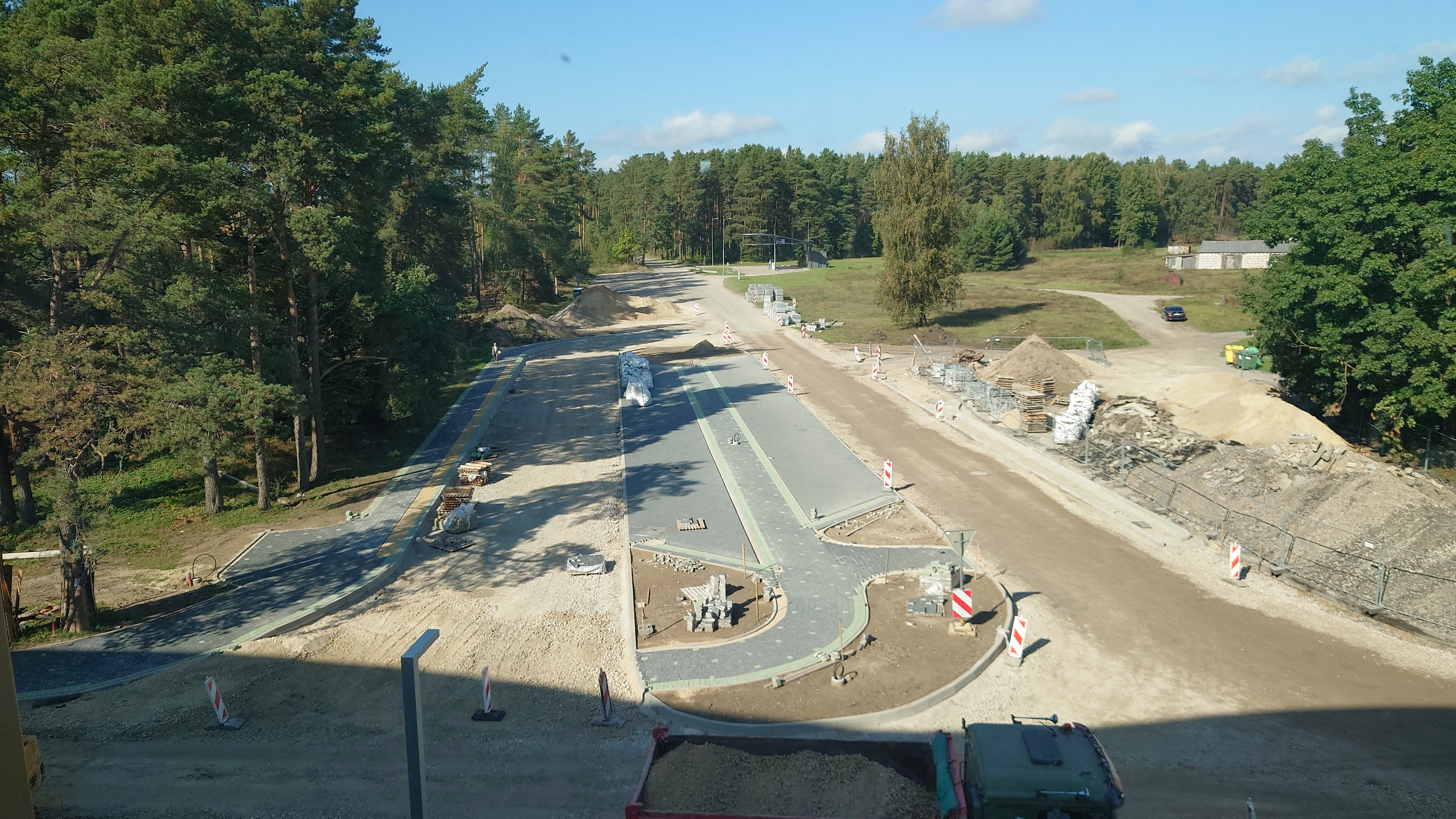 Ceļu remontdarbi skatā no ēkas augšas