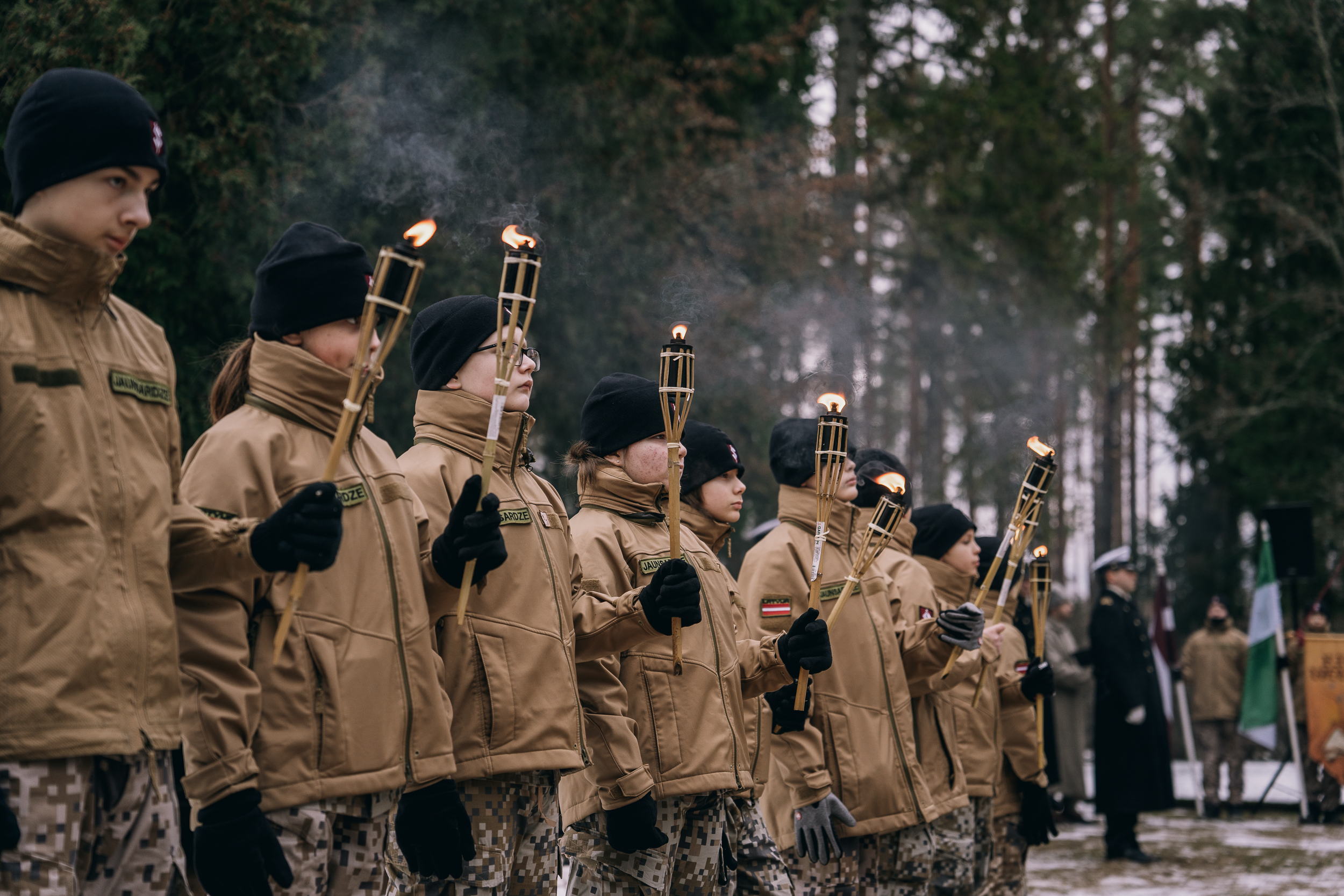 Piemiņas brīdis Antiņu kapsētā, jaunsardzes bērni ar lāpām rokās