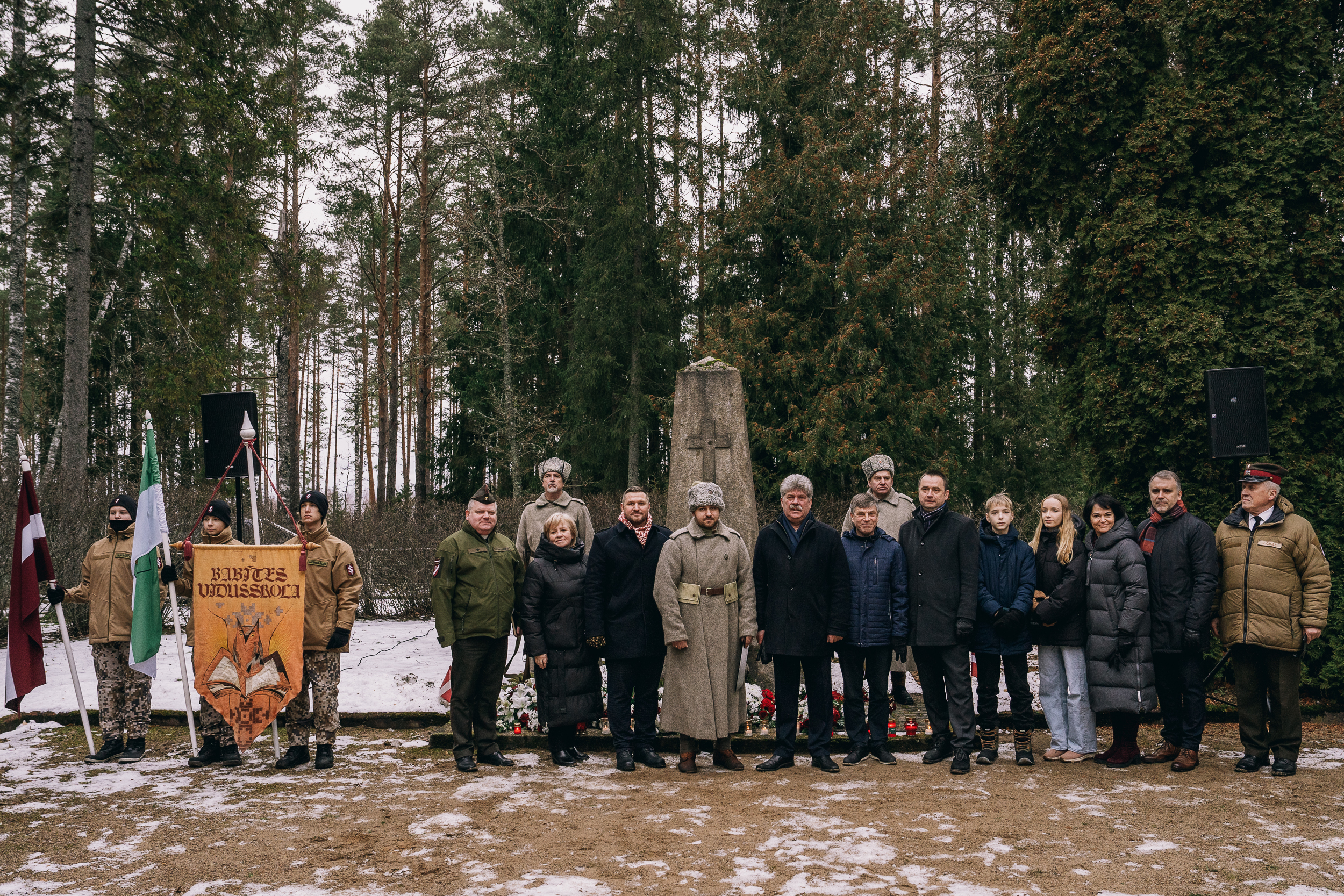 Piemiņas brīža dalībnieku kopbilde brīvdabā