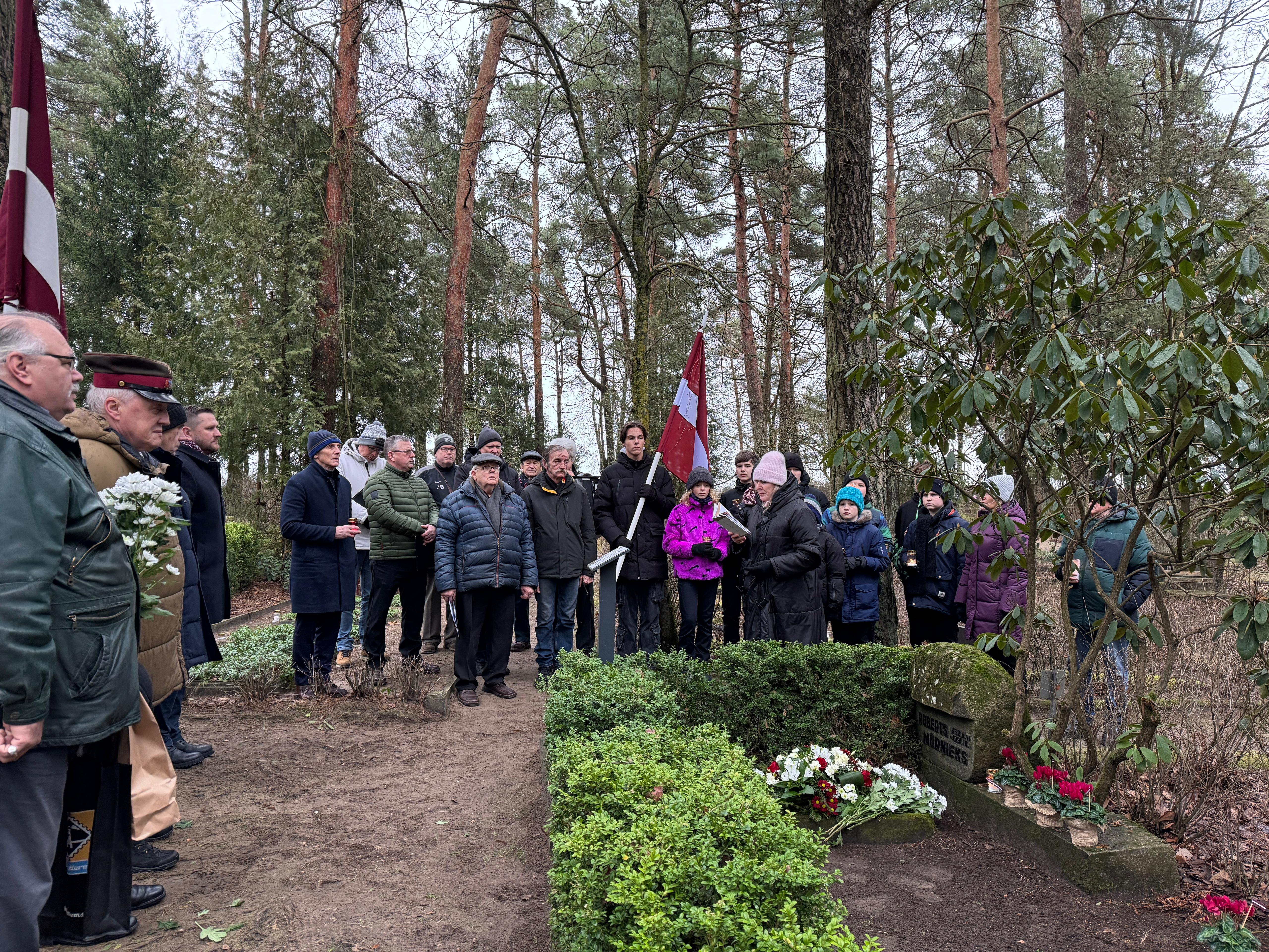 Cilvēku pūlis brīvdabas pasākumā