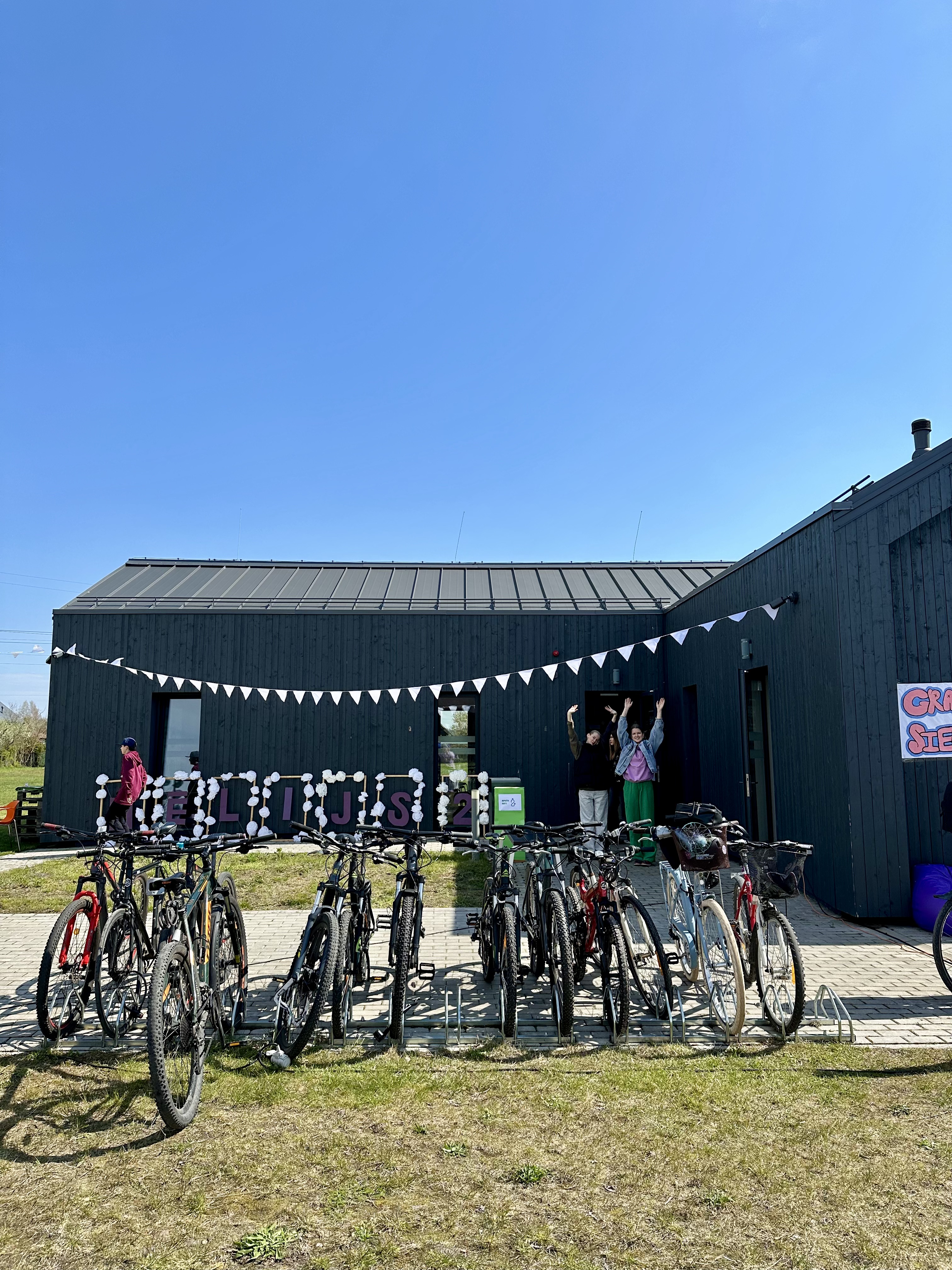 Velo novietne pie jauniešu centra telpas