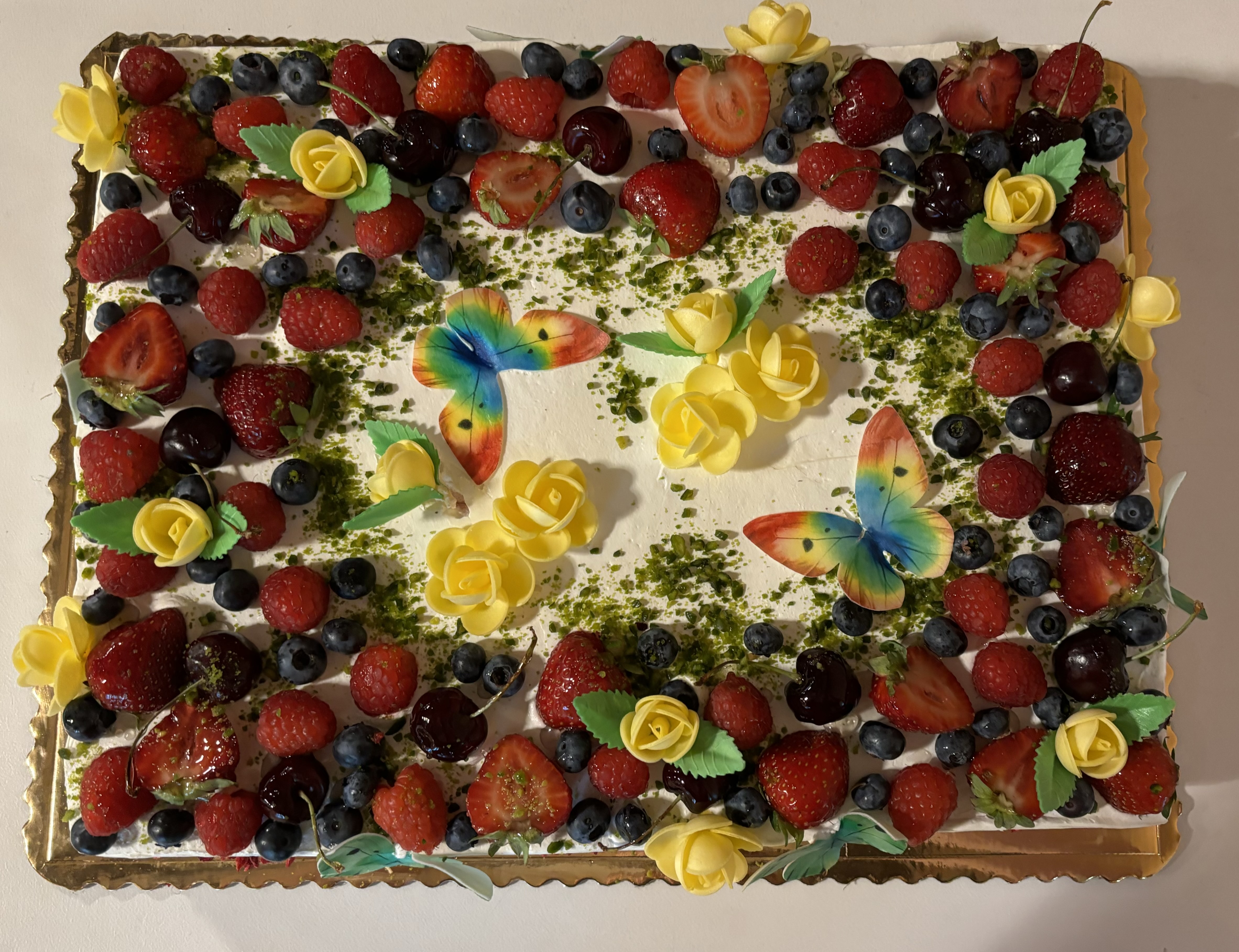 Svētku kūka pasākumā ar ogām un augļiem