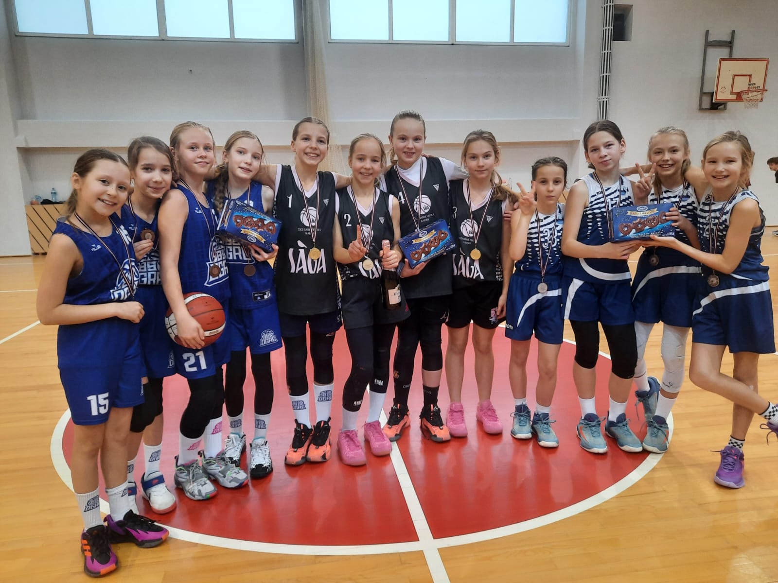 Basketbolisti sporta zālē