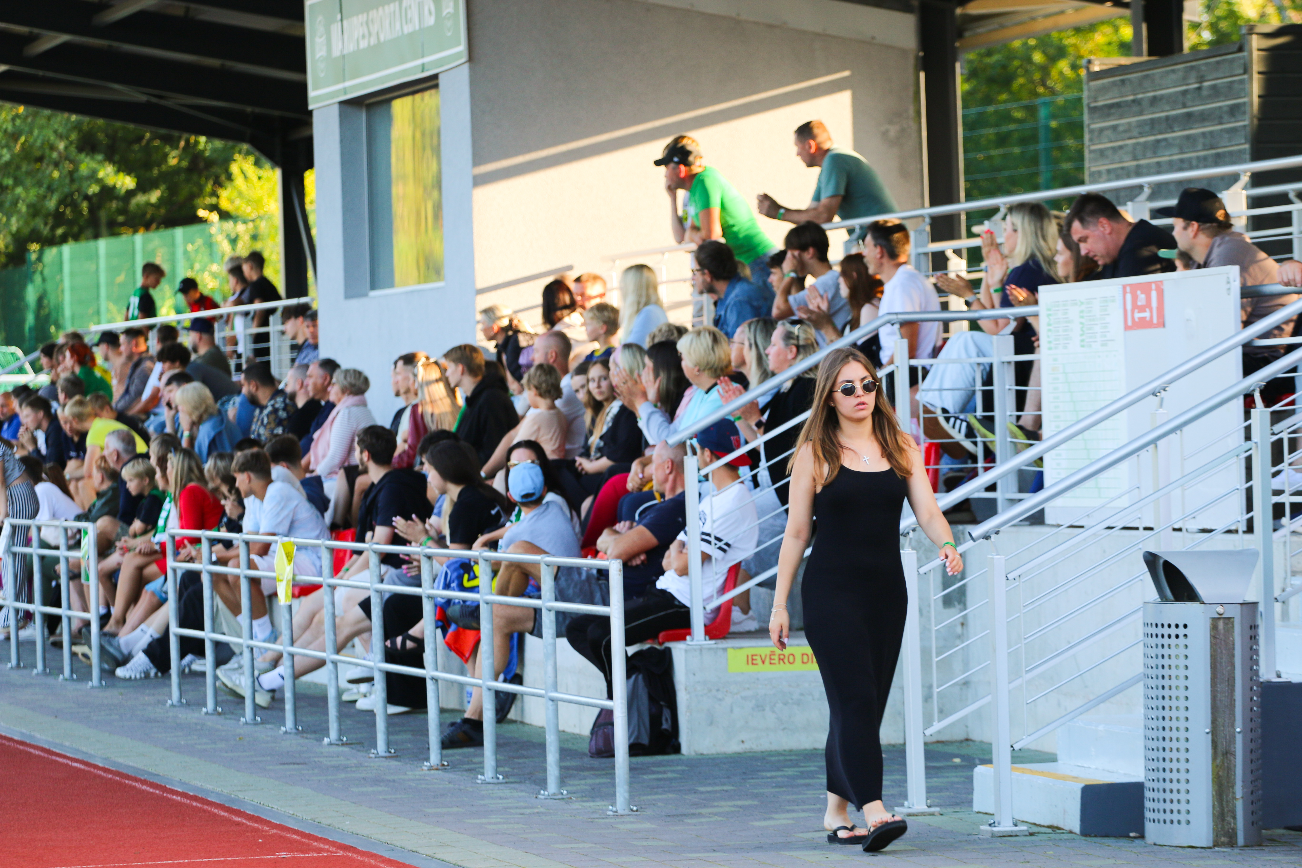 Futbola komandas dalībnieki stadionā