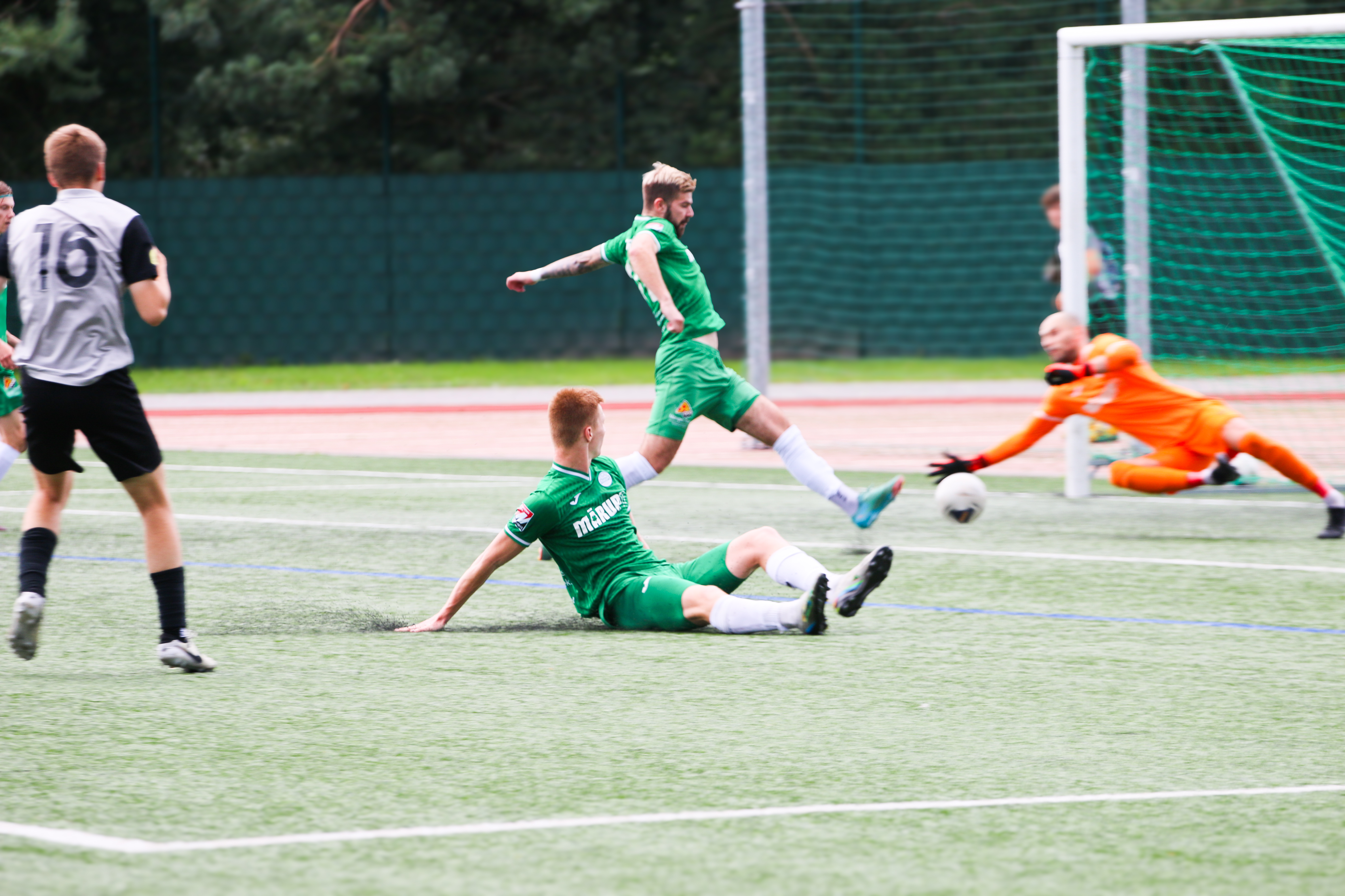 Futbola komandas dalībnieki stadionā