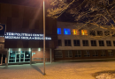 Solidarizējoties ar Ukrainas tautu, Mārupes novada pašvaldības iestāžu ēku logi izgaismoti Ukrainas karoga krāsās