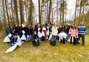 Latvijas Starptautiskās skolas 10. klase piedalījās atkritumu vākšanā mežā pie Piņķu ūdenskrātuves