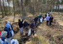 Latvijas Starptautiskās skolas 10.klase piedalījās atkritumu vākšanā mežā pie Piņķu ūdenskrātuves