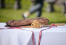 Balts galdauts ar rudzu maizi un Latvijas karodziņu