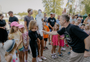 Bērni ar vecākiem brīvdabas pasākumā, spēlēs un radošajās darbnīcās