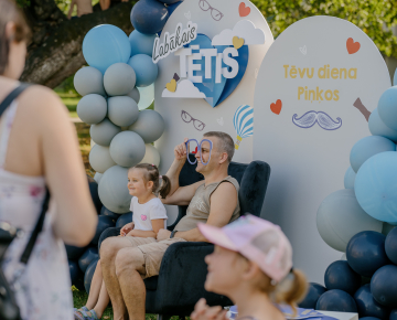 Bērni ar vecākiem brīvdabas pasākumā, spēlēs un radošajās darbnīcās