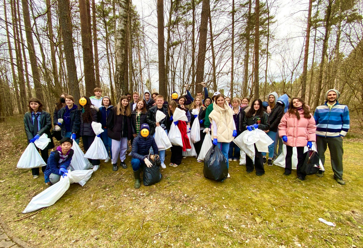 Latvijas Starptautiskās skolas 10. klase piedalījās atkritumu vākšanā mežā pie Piņķu ūdenskrātuves