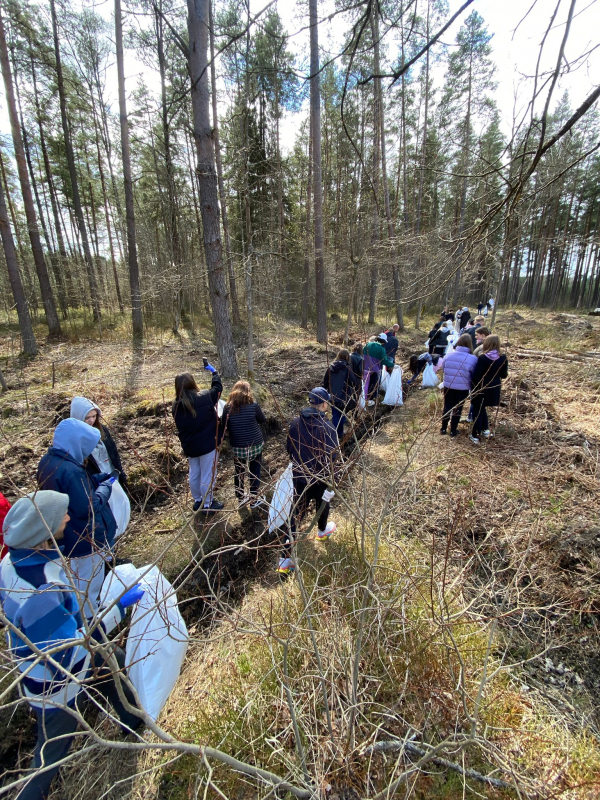 Latvijas Starptautiskās skolas 10.klase piedalījās atkritumu vākšanā mežā pie Piņķu ūdenskrātuves