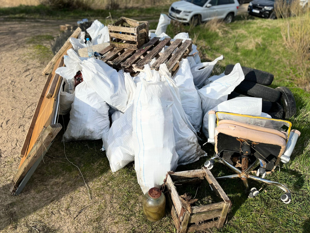 DHL savāca atkritumus Lielupes krastā pie Gātes ietekas 
