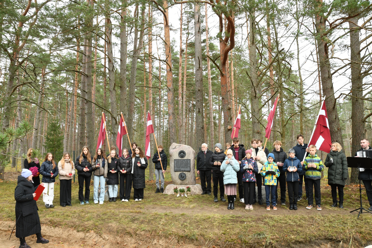Piemiņas brīdis Latvijas Brīvības cīņās kritušajiem varoņiem kopā ar vēsturnieku Māri Ribicki | 10.11.2023.
