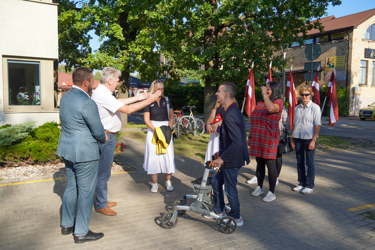 Svinīgā pieņemšana pie domes priekšsēdētāja Andreja Ences, godinot parasportistu Rihardu Snikus un viņa komandu par izcilajiem sasniegumiem Parīzes paralimpiskajās spēlēs 2024.