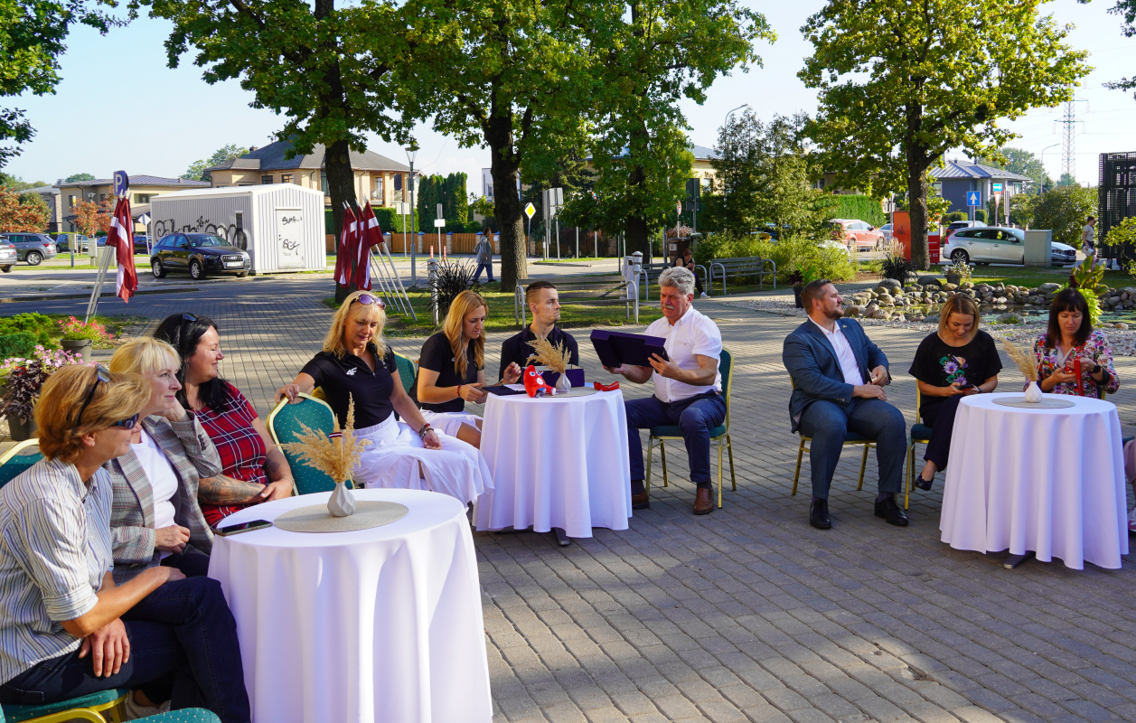 Svinīgā pieņemšana pie domes priekšsēdētāja Andreja Ences, godinot parasportistu Rihardu Snikus un viņa komandu par izcilajiem sasniegumiem Parīzes paralimpiskajās spēlēs 2024.