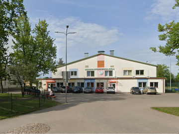 Mārupes novada Sporta skolas ēka - balta ar krāsainiem elementiem uz sienas apdares. Pie ēkas novietotas vairākas automašīnas.