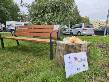 soliņš un dāvana pie Babītes skolas