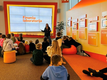 Foto no skolēnu viesošanās Finanšu laboratorijā