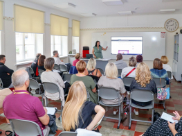 Pedagogi konferencē sēž pie galdiem un klausās lekcijās