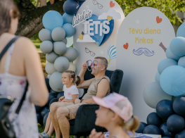 Pasākuma foto stūris ar ziliem baloniem