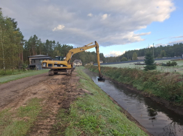 Traktors, kurš veic Neriņas ielas tīrīšanas darbus