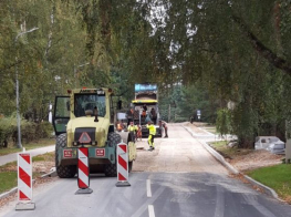 Traktors veic asfalta ieklāšanas darbus Jaunmārupē