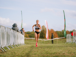 Meitene skrien sporta tērpā pa taku