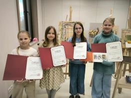 Četras skolas meitenes ar diplomiem rokās pēc apbalvošanas par dalību zīmējumu konkursā