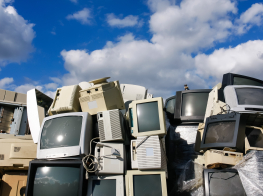 Veci televizori sakrauti kaudzē