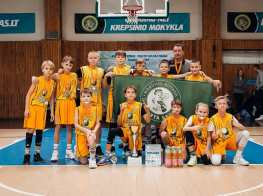 Basketbolisti dzeltenos kreklos