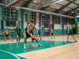 Basketbolisti spēlē sporta zālē