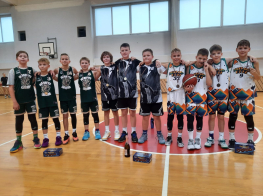 Basketbolisti sporta laukumā