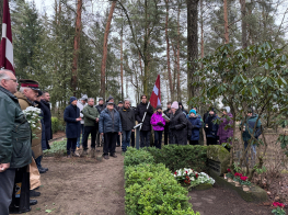 Cilvēku pūlis brīvdabas pasākumā