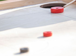 Novusa galds ar sarkanām ripām