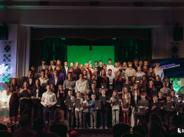 bērni un jaunieši stāv uz skatuves