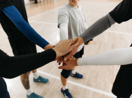 Vairākas rokas sadevušās kopā